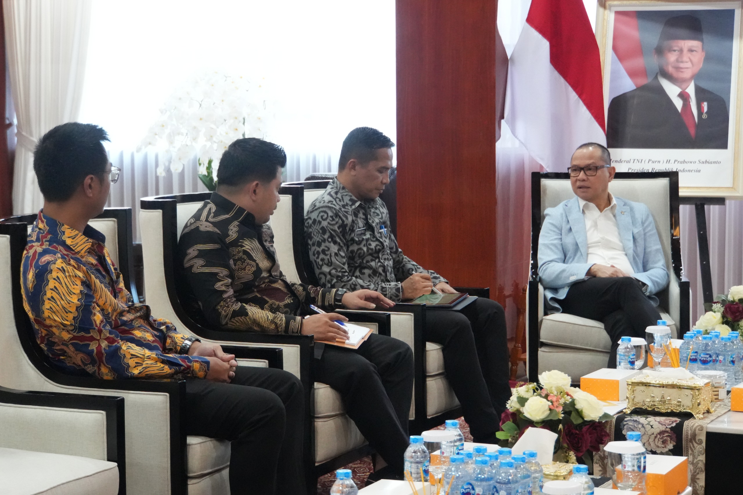 Menteri Pelindungan Pekerja Migran Indonesia Muktarudin, menggelar audiensi dengan Pengurus Himpunan Pengusaha Muda Indonesia (HIPMI). (BeritaNasional/Elvis/HO P2MI)