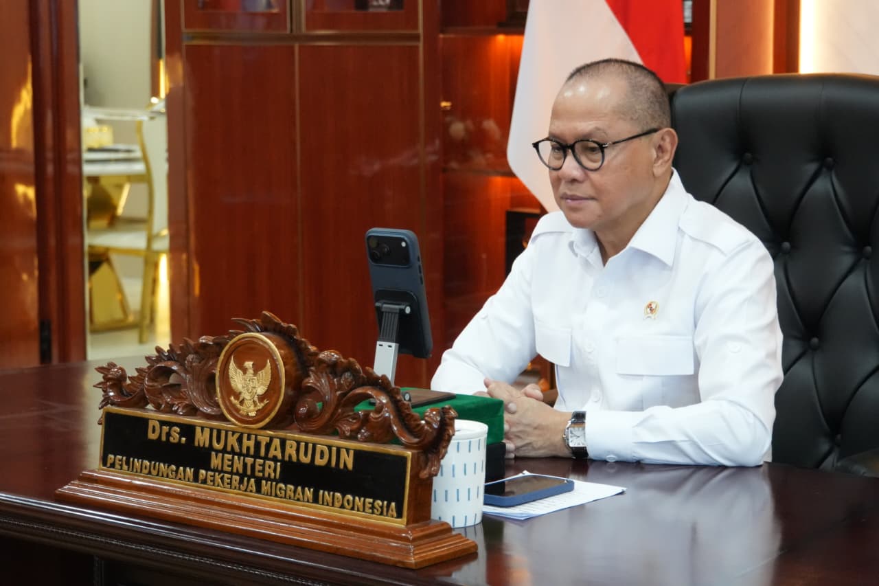 Menteri P2MI Mukhtarudin melakukanvideo call dengan PMI di Korea Selatan. (BeritaNasional/Elvis/HO P2MI)