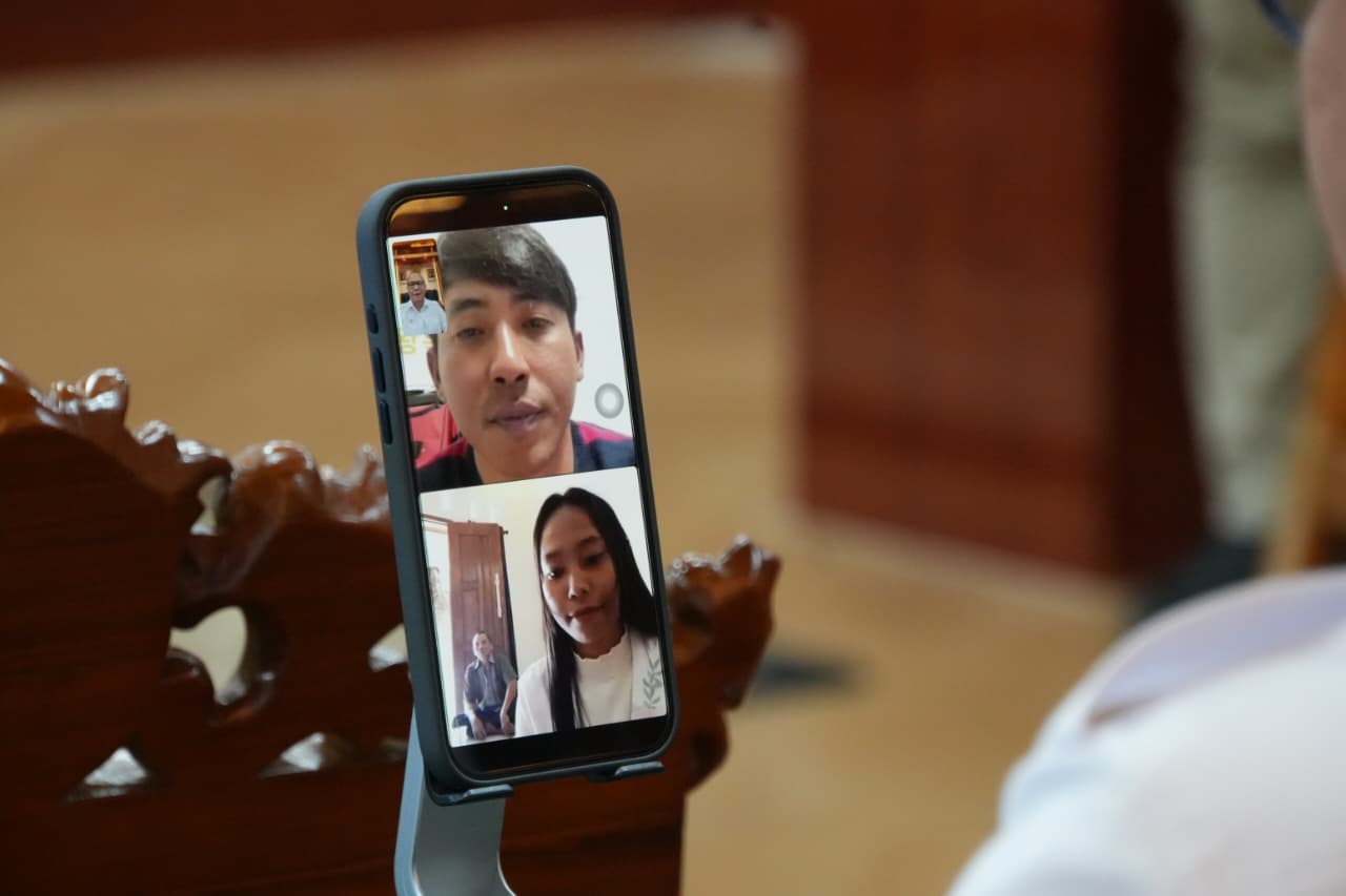 Menteri P2MI Mukhtarudin melakukanvideo call dengan PMI di Korea Selatan. (BeritaNasional/Elvis/HO P2MI)