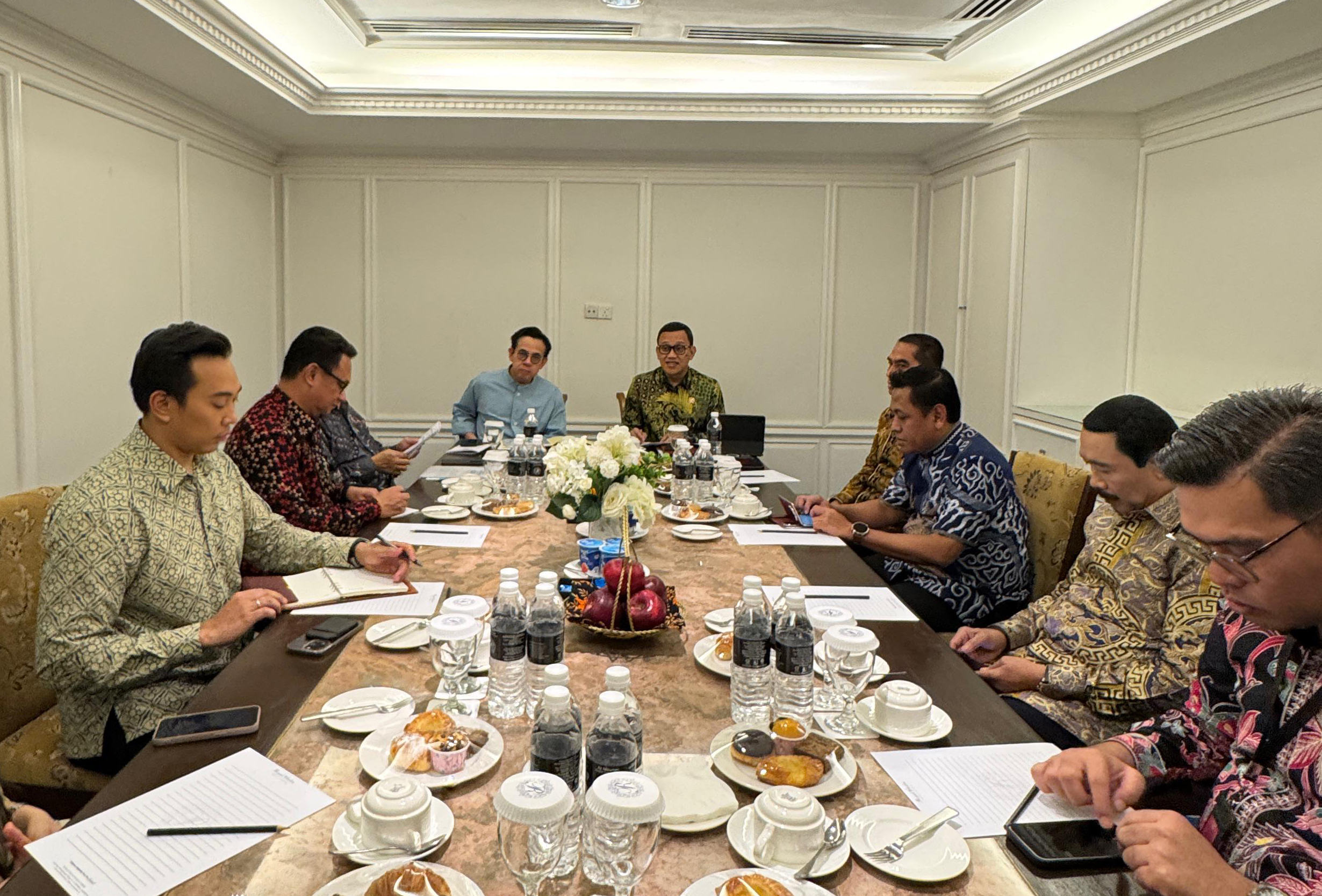 Menteri P2MI Beberkan Persoalan Mendesak PMI Saat Bertemu Menteri SDM Malaysia, Tolong Diperhatikan! Kunjungan bilateral Menteri P2MI Abdul Kadir Karding ke Singapura. (BeritaNasional/Elvis Sendouw/HO P2MI)