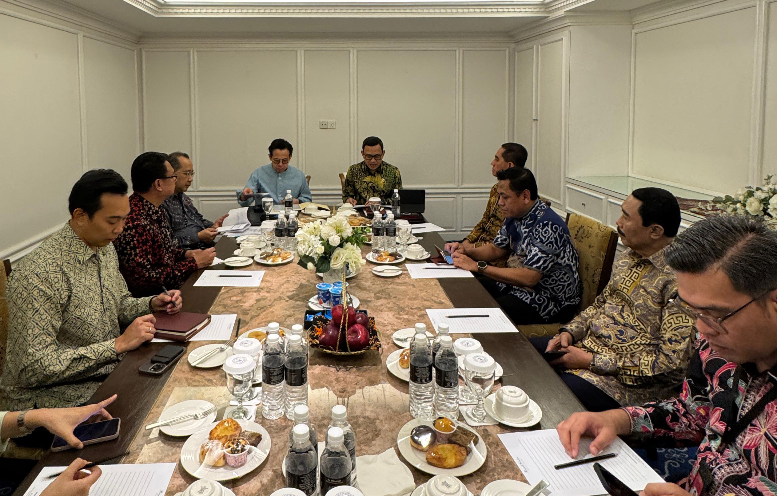 Menteri P2MI Beberkan Persoalan Mendesak PMI Saat Bertemu Menteri SDM Malaysia, Tolong Diperhatikan! Kunjungan bilateral Menteri P2MI Abdul Kadir Karding ke Singapura. (BeritaNasional/Elvis Sendouw/HO P2MI)