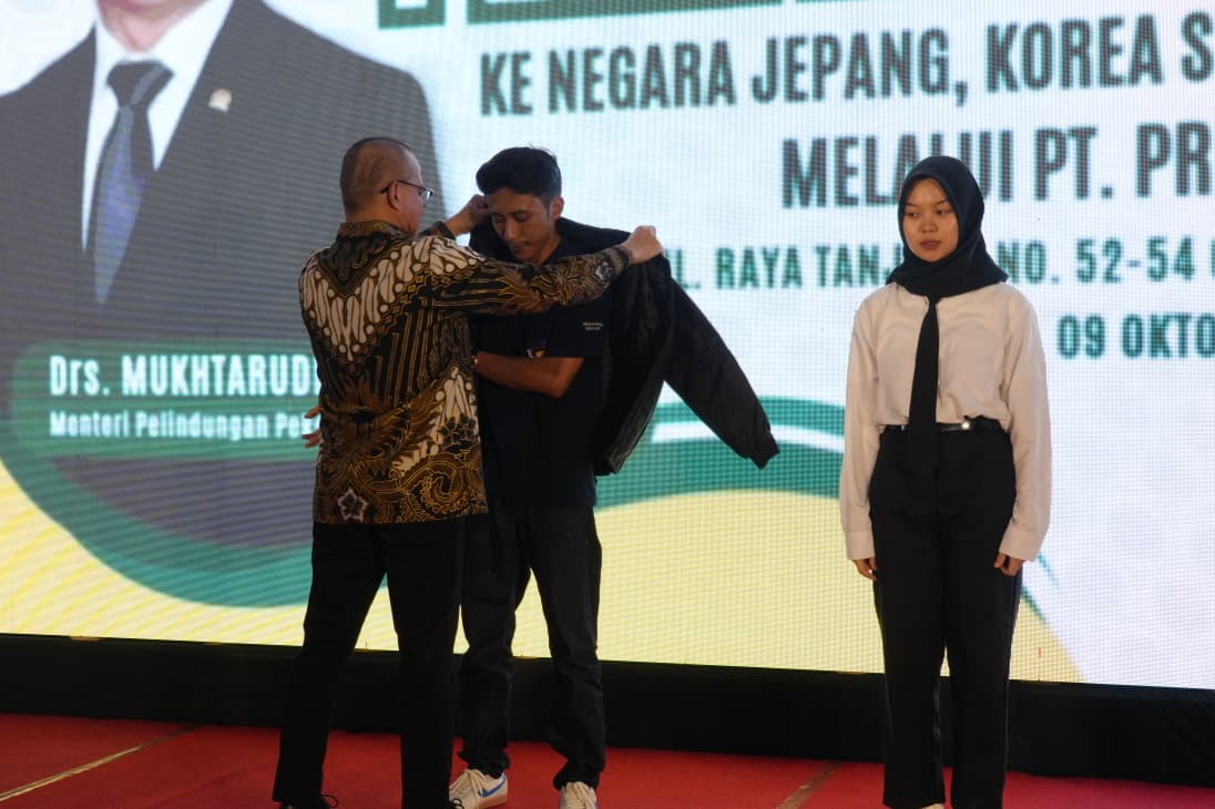 Menteri P2MI Lepas 600 Calon Pekerja Migran ke Asia Menteri Pelindungan Pekerja Migran Indonesia (P2MI) Mukhtarudin melepas 600 calon pekerja migran Indonesia (CPMI). (BeritaNasional/Elvis Sendouw/HO P2MI)