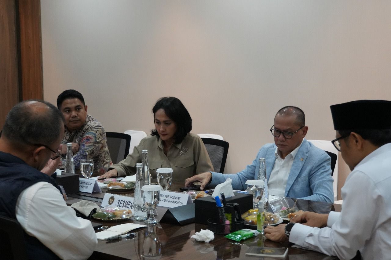 Menteri P2MI Mukhtarudin dan Menko PM Muhaimin Iskandar Sepakat Perkuat Kolaborasi Perlindungan Pekerja Migran Menteri P2MI Mukhtarudin melakukan pertemuan dengan Menteri Koordinator Pemberdayaan Masyarakat (Menko PM) Muhaimin Iskandar. (BeritaNasional/Elvis Sendouw/HO P2MI)