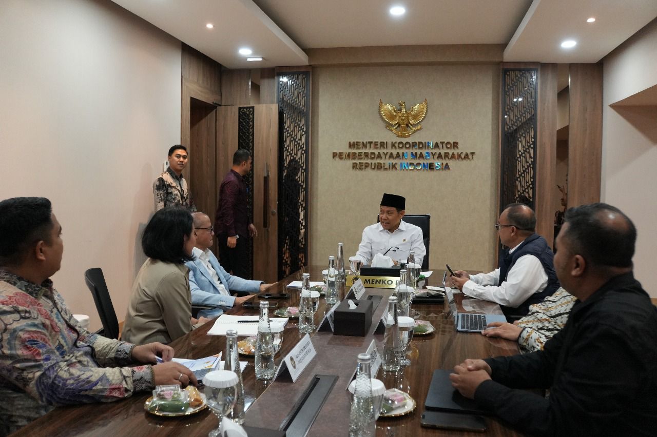 Menteri P2MI Mukhtarudin dan Menko PM Muhaimin Iskandar Sepakat Perkuat Kolaborasi Perlindungan Pekerja Migran Menteri P2MI Mukhtarudin melakukan pertemuan dengan Menteri Koordinator Pemberdayaan Masyarakat (Menko PM) Muhaimin Iskandar. (BeritaNasional/Elvis Sendouw/HO P2MI)
