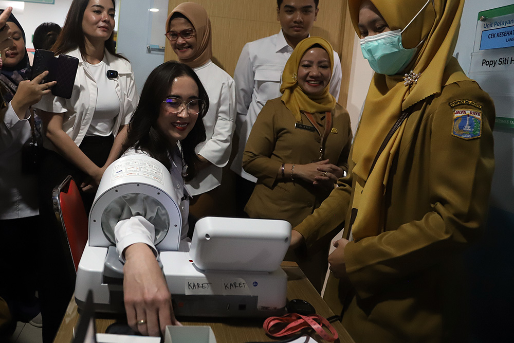 Menteri Pariwisata Widiyanti Putri Wardhana mengunjungi Puskesmas Tanah Abang, Jakarta, Senin (10/2/2025). (BeritaNasional/Elvis Sendouw)