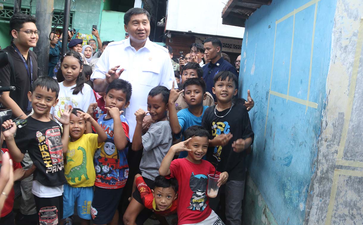 Menteri Perumahan dan Kawasan Permukiman Maruarar Sirait (kedua kanan) didampingi Kepala Staf TNI Angkatan Laut (KSAL) Laksamana TNI Muhammad Ali melihat desain pembangunan di salah satu rumah yang direnovasi saat Grounbreaking Penataan Kawasan Kumuh di Menteng Tenggulun, Jakarta, Rabu (1/4/2026). (Beritanasional.com/Oke Atmaja)