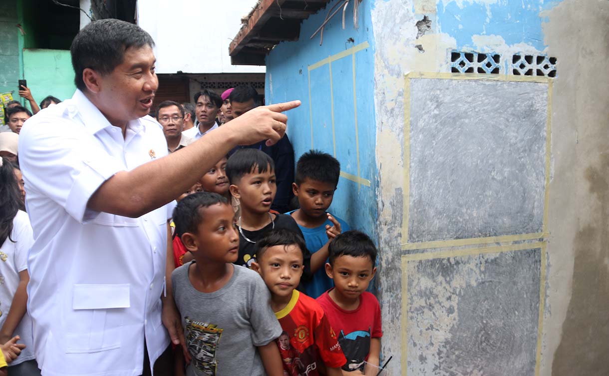 Menteri Perumahan dan Kawasan Permukiman Maruarar Sirait (kedua kanan) didampingi Kepala Staf TNI Angkatan Laut (KSAL) Laksamana TNI Muhammad Ali melihat desain pembangunan di salah satu rumah yang direnovasi saat Grounbreaking Penataan Kawasan Kumuh di Menteng Tenggulun, Jakarta, Rabu (1/4/2026). (Beritanasional.com/Oke Atmaja)