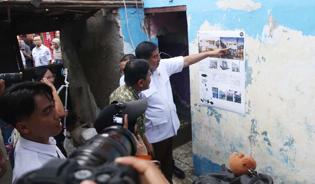 Menteri Perumahan dan Kawasan Permukiman Maruarar Sirait (kedua kanan) didampingi Kepala Staf TNI Angkatan Laut (KSAL) Laksamana TNI Muhammad Ali melihat desain pembangunan di salah satu rumah yang direnovasi saat Grounbreaking Penataan Kawasan Kumuh di Menteng Tenggulun, Jakarta, Rabu (1/4/2026). (Beritanasional.com/Oke Atmaja)