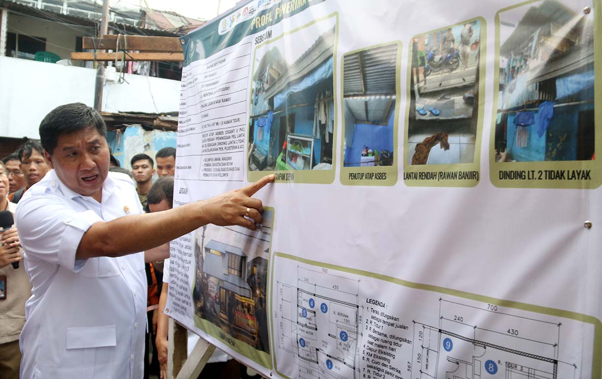 Menteri Perumahan dan Kawasan Permukiman Maruarar Sirait (kedua kanan) didampingi Kepala Staf TNI Angkatan Laut (KSAL) Laksamana TNI Muhammad Ali melihat desain pembangunan di salah satu rumah yang direnovasi saat Grounbreaking Penataan Kawasan Kumuh di Menteng Tenggulun, Jakarta, Rabu (1/4/2026). (Beritanasional.com/Oke Atmaja)
