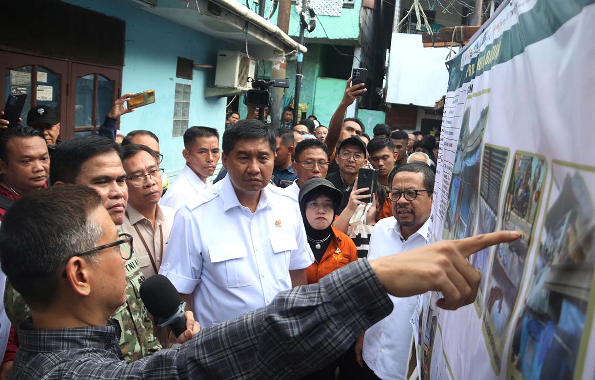 Menteri Perumahan dan Kawasan Permukiman Maruarar Sirait (kedua kanan) didampingi Kepala Staf TNI Angkatan Laut (KSAL) Laksamana TNI Muhammad Ali melihat desain pembangunan di salah satu rumah yang direnovasi saat Grounbreaking Penataan Kawasan Kumuh di Menteng Tenggulun, Jakarta, Rabu (1/4/2026). (Beritanasional.com/Oke Atmaja)