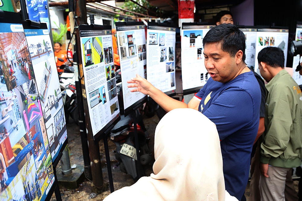 Menteri Perumahan dan Kawasan Permukiman (PKP), Maruarar Sirait, meninjau langsung renovasi RTLH di Menteng. (BeritaNasional/Elvis Sendouw)