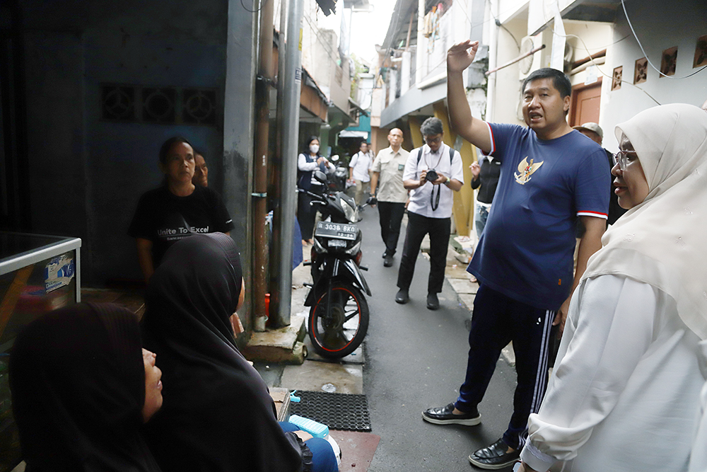 Menteri Perumahan dan Kawasan Permukiman (PKP), Maruarar Sirait, meninjau langsung renovasi RTLH di Menteng. (BeritaNasional/Elvis Sendouw)