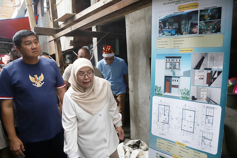 Menteri Perumahan dan Kawasan Permukiman (PKP), Maruarar Sirait, meninjau langsung renovasi RTLH di Menteng. (BeritaNasional/Elvis Sendouw)