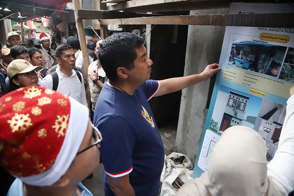 Menteri Perumahan dan Kawasan Permukiman (PKP), Maruarar Sirait, meninjau langsung renovasi RTLH di Menteng. (BeritaNasional/Elvis Sendouw)