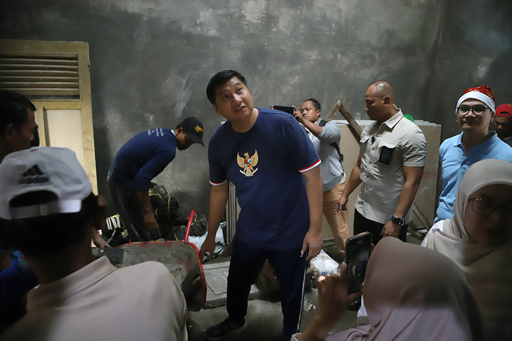 Menteri Perumahan dan Kawasan Permukiman (PKP), Maruarar Sirait, meninjau langsung renovasi RTLH di Menteng. (BeritaNasional/Elvis Sendouw)