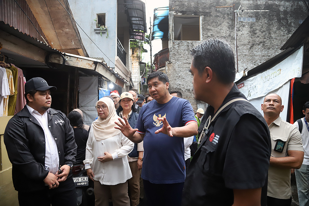 Menteri Perumahan dan Kawasan Permukiman (PKP), Maruarar Sirait, meninjau langsung renovasi RTLH di Menteng. (BeritaNasional/Elvis Sendouw)