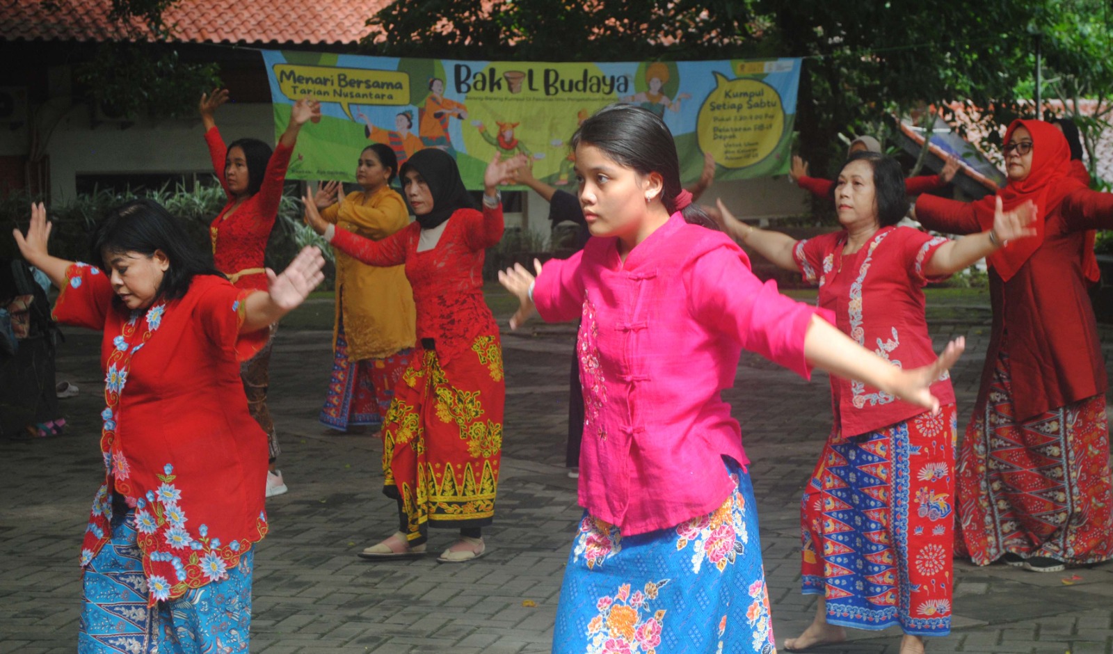 Komunitas Bakul Budaya FIB UI mementaskan sejumlah tarian Nusantara dengan mengenakan pakaian khas Tionghoa. (BeritaNasional/Elvis Sendouw/HO FIB UI)