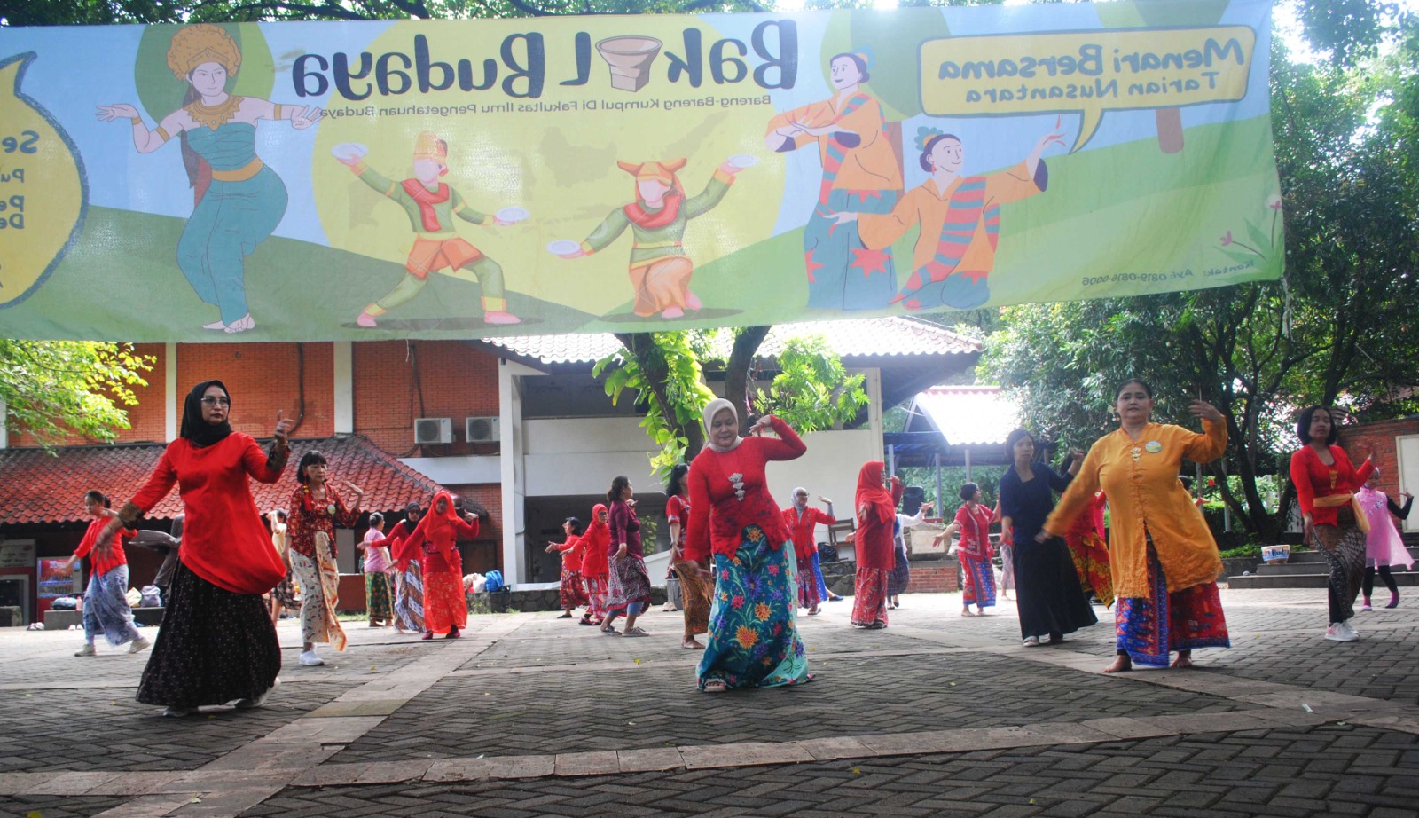 Komunitas Bakul Budaya FIB UI mementaskan sejumlah tarian Nusantara dengan mengenakan pakaian khas Tionghoa. (BeritaNasional/Elvis Sendouw/HO FIB UI)