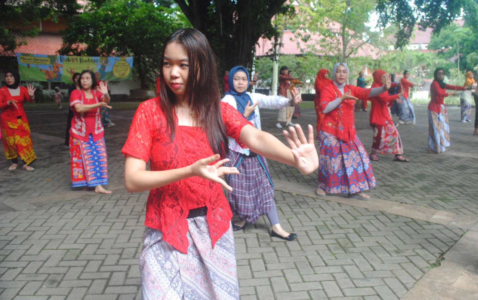 Komunitas Bakul Budaya FIB UI mementaskan sejumlah tarian Nusantara dengan mengenakan pakaian khas Tionghoa. (BeritaNasional/Elvis Sendouw/HO FIB UI)