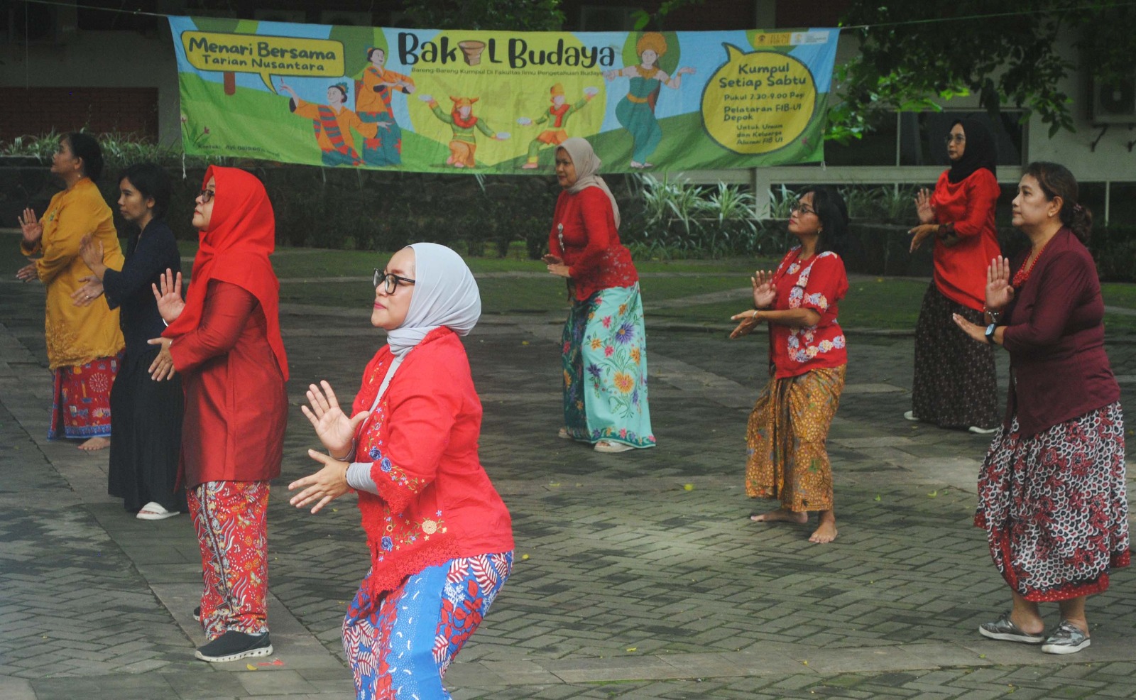 Komunitas Bakul Budaya FIB UI mementaskan sejumlah tarian Nusantara dengan mengenakan pakaian khas Tionghoa. (BeritaNasional/Elvis Sendouw/HO FIB UI)