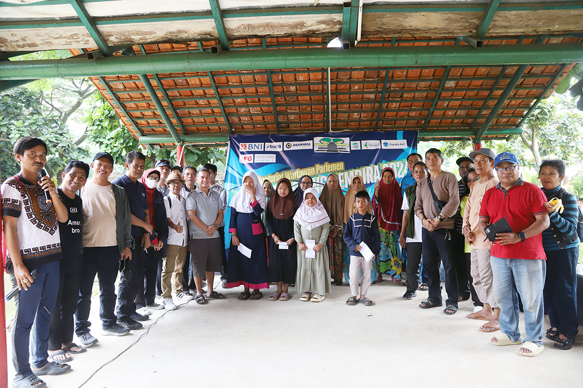 Jurnalis Mancing Parlemen (JUMPA) KWP meriahkan HKSN menggelar mancing dan tali kasih kepada yatim dam lansia. (BeritaNasional/Elvis Sendouw)