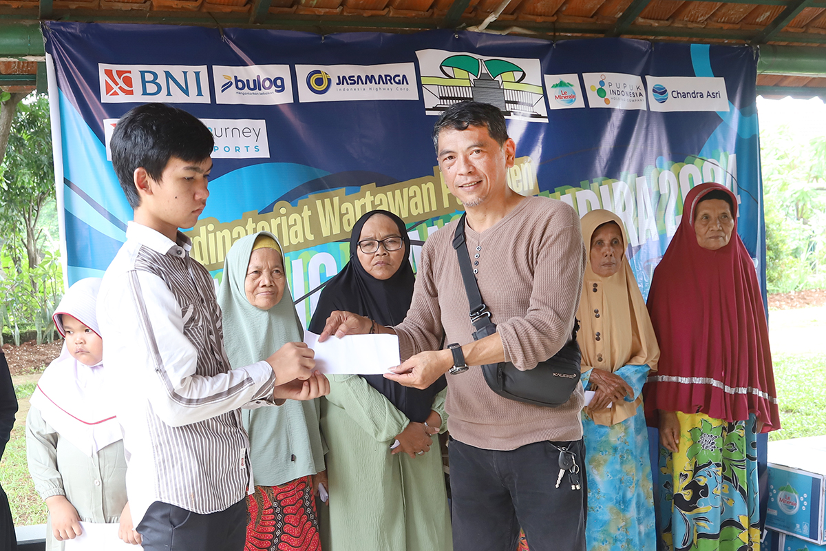 Jurnalis Mancing Parlemen (JUMPA) KWP meriahkan HKSN menggelar mancing dan tali kasih kepada yatim dam lansia. (BeritaNasional/Elvis Sendouw)