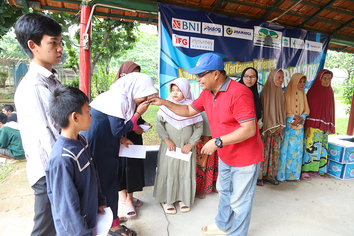 Jurnalis Mancing Parlemen (JUMPA) KWP meriahkan HKSN menggelar mancing dan tali kasih kepada yatim dam lansia. (BeritaNasional/Elvis Sendouw)