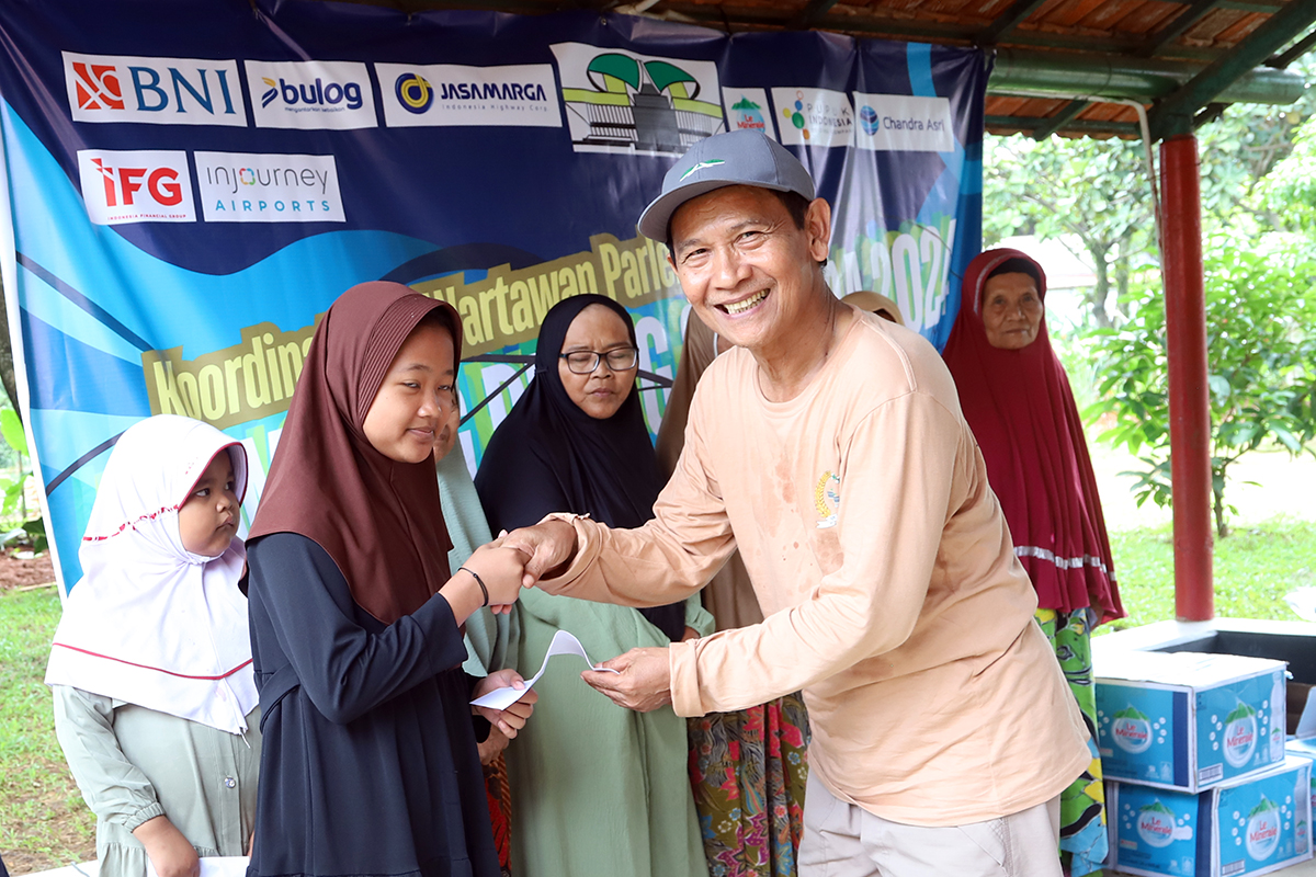 Jurnalis Mancing Parlemen (JUMPA) KWP meriahkan HKSN menggelar mancing dan tali kasih kepada yatim dam lansia. (BeritaNasional/Elvis Sendouw)