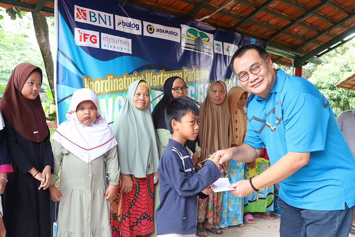 Jurnalis Mancing Parlemen (JUMPA) KWP meriahkan HKSN menggelar mancing dan tali kasih kepada yatim dam lansia. (BeritaNasional/Elvis Sendouw)