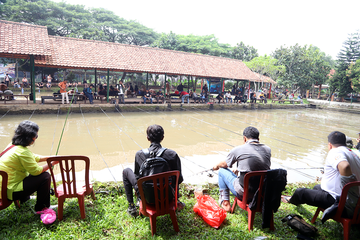 Jurnalis Mancing Parlemen (JUMPA) KWP meriahkan HKSN menggelar mancing dan tali kasih kepada yatim dam lansia. (BeritaNasional/Elvis Sendouw)