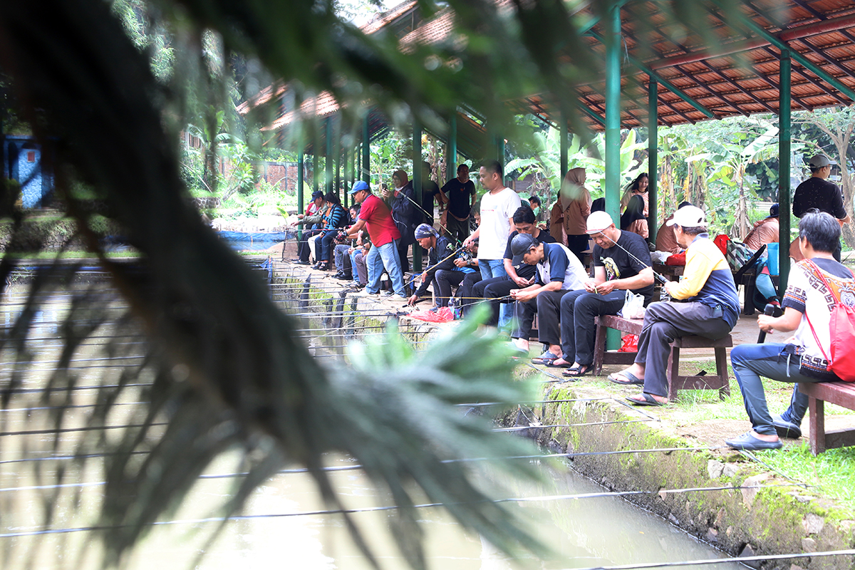 Jurnalis Mancing Parlemen (JUMPA) KWP meriahkan HKSN menggelar mancing dan tali kasih kepada yatim dam lansia. (BeritaNasional/Elvis Sendouw)