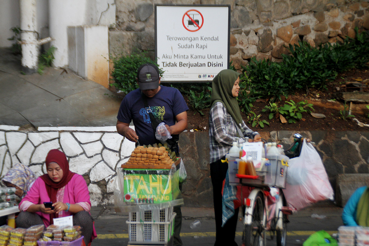 Pedagang berjualan di Terowongan Kendal Stasiun Sudirman, Jakarta, Jumat (2/8/2024).(BeritaNasional.com/Oke Atmaja)