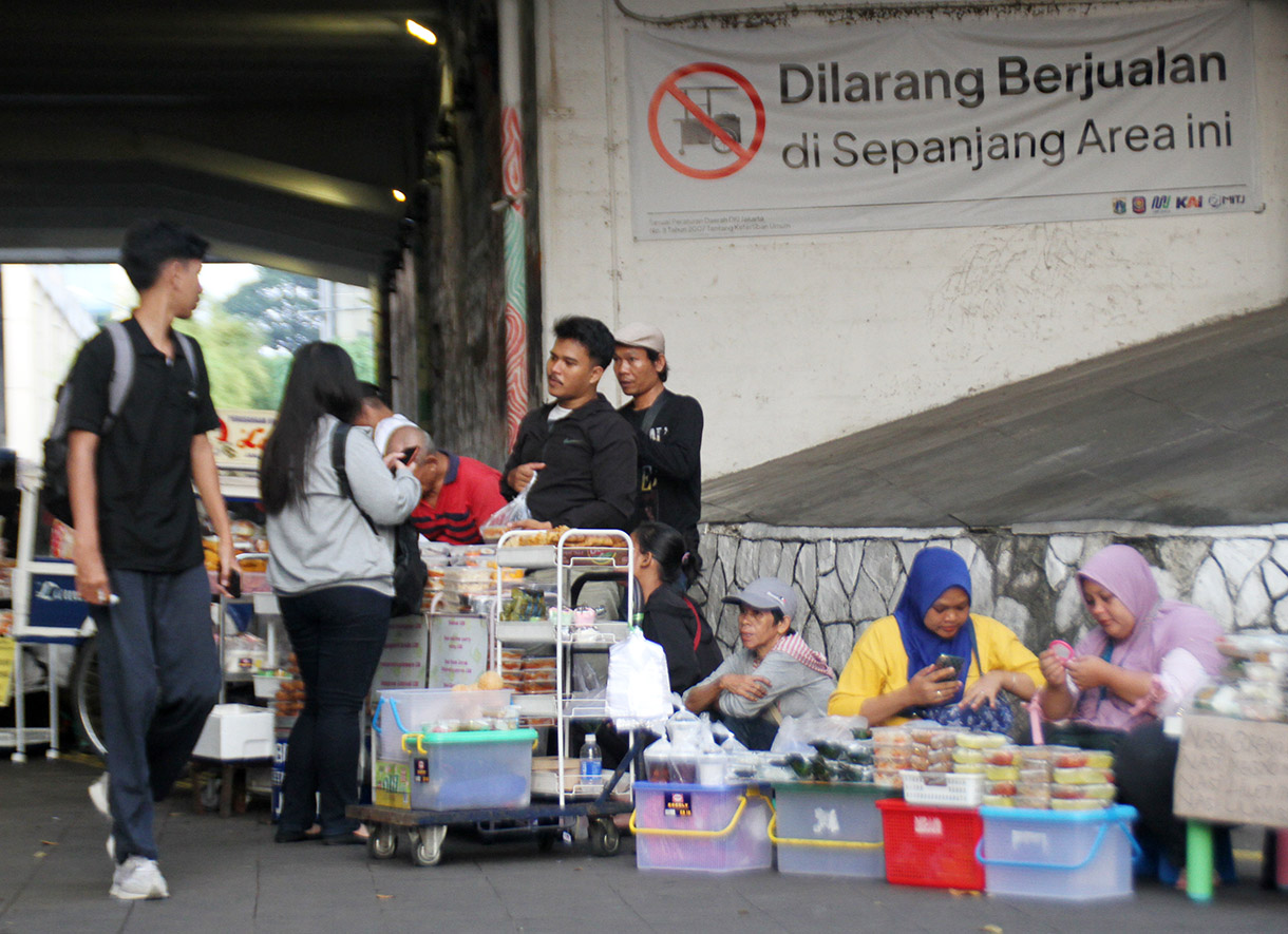 Pedagang berjualan di Terowongan Kendal Stasiun Sudirman, Jakarta, Jumat (2/8/2024).(BeritaNasional.com/Oke Atmaja)