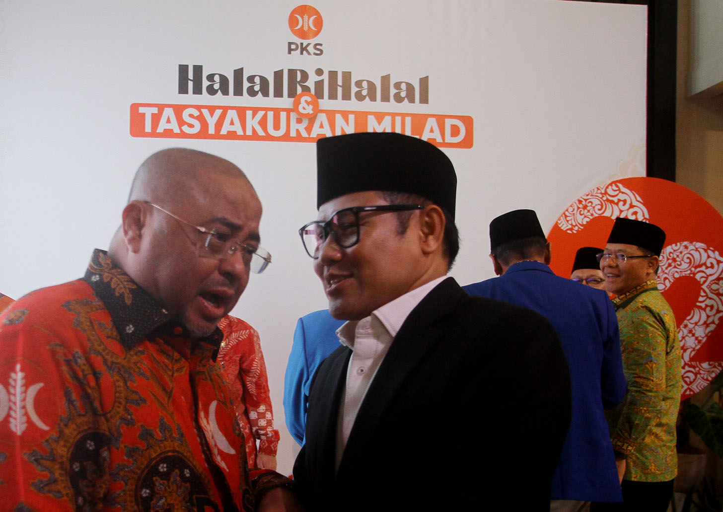 Ketua Majelis Syuro PKS Salim Segaf Al-jufri (kiri) memberikan tumpeng kepada Presiden PKS Ahmad Syaikhu (kanan) saat milad ke-22 PKS di kantor DPP PKS, Jakarta, Sabtu (27/4/2024).(BeritaNasional/Oke Atmaja)