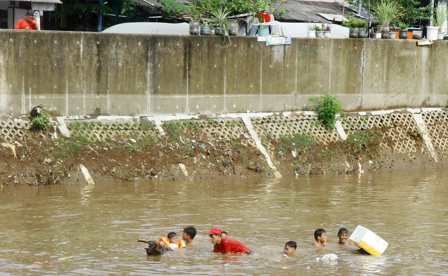 Sejumlah anak berenang di Sungai Ciliwung kawasan Jatinegara, Jakarta, Rabu (3/7/2024). (BeritaNasional.com/Oke Atmaja)