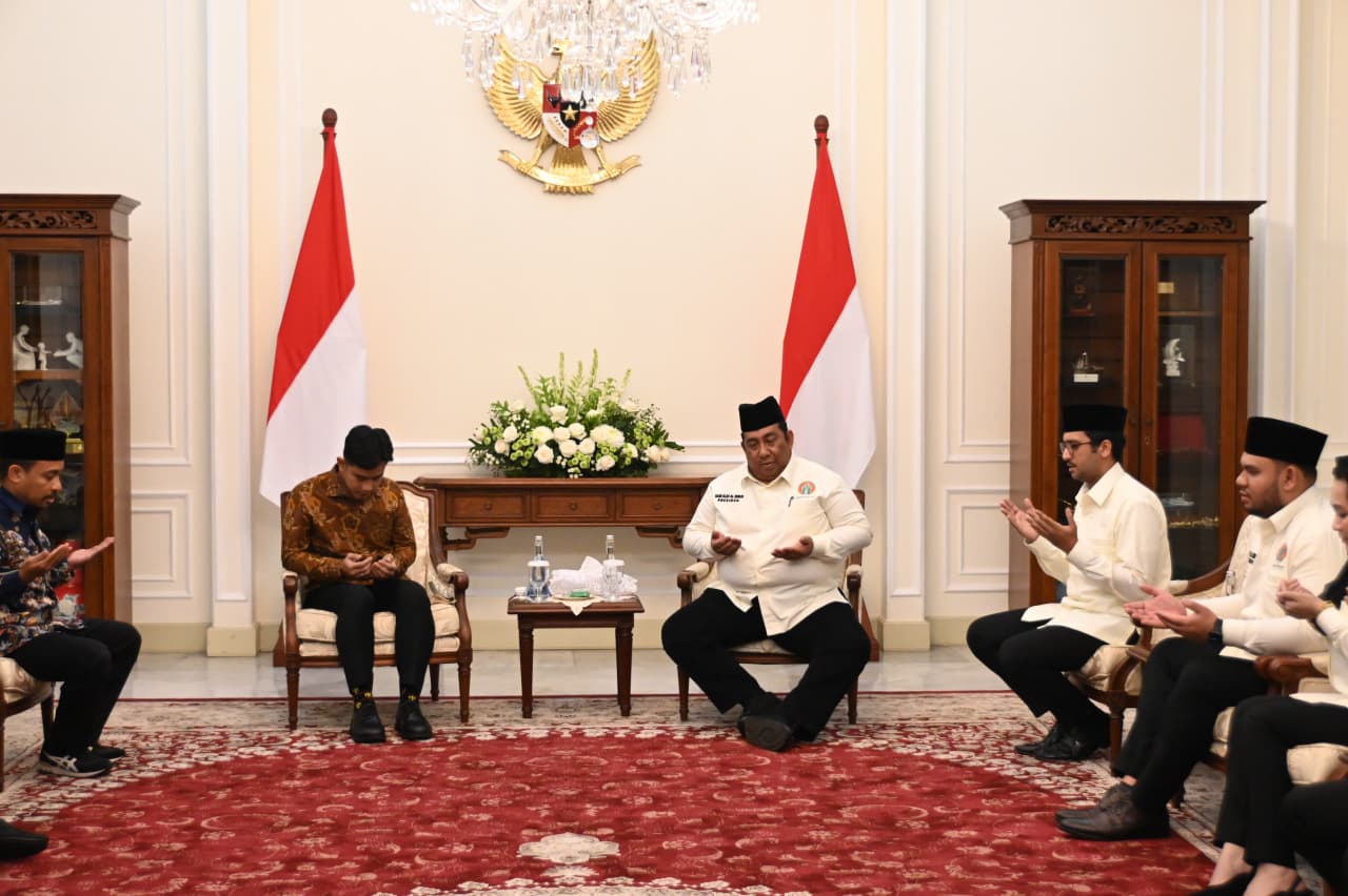 Wapres Gibran Rakabuming menerima pengurus Pemuda Masjid Dunia (PMD) di Istana Wakil Presiden, Jakarta. v(BeritaNasional/Elvis/HO Setwapres)