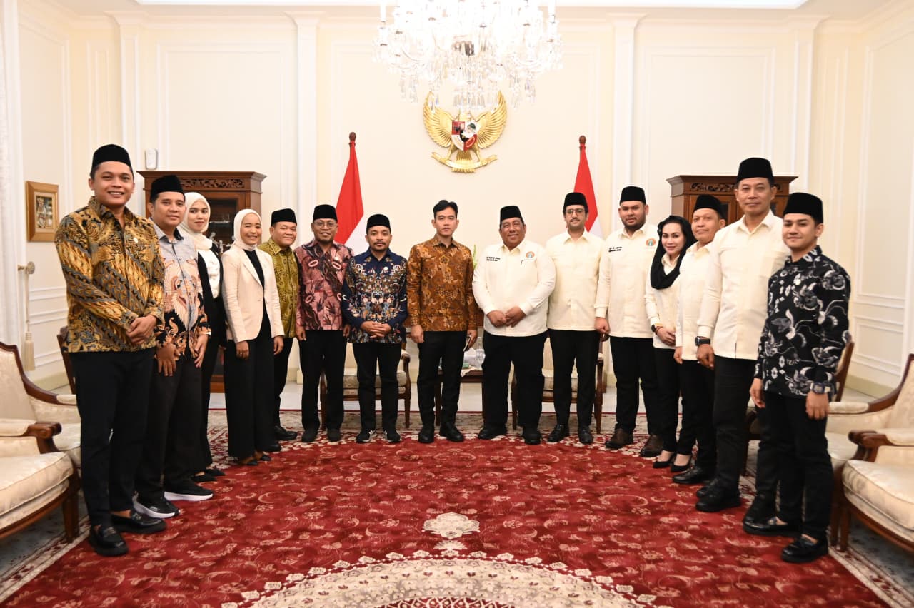 Wapres Gibran Rakabuming menerima pengurus Pemuda Masjid Dunia (PMD) di Istana Wakil Presiden, Jakarta. v(BeritaNasional/Elvis/HO Setwapres)