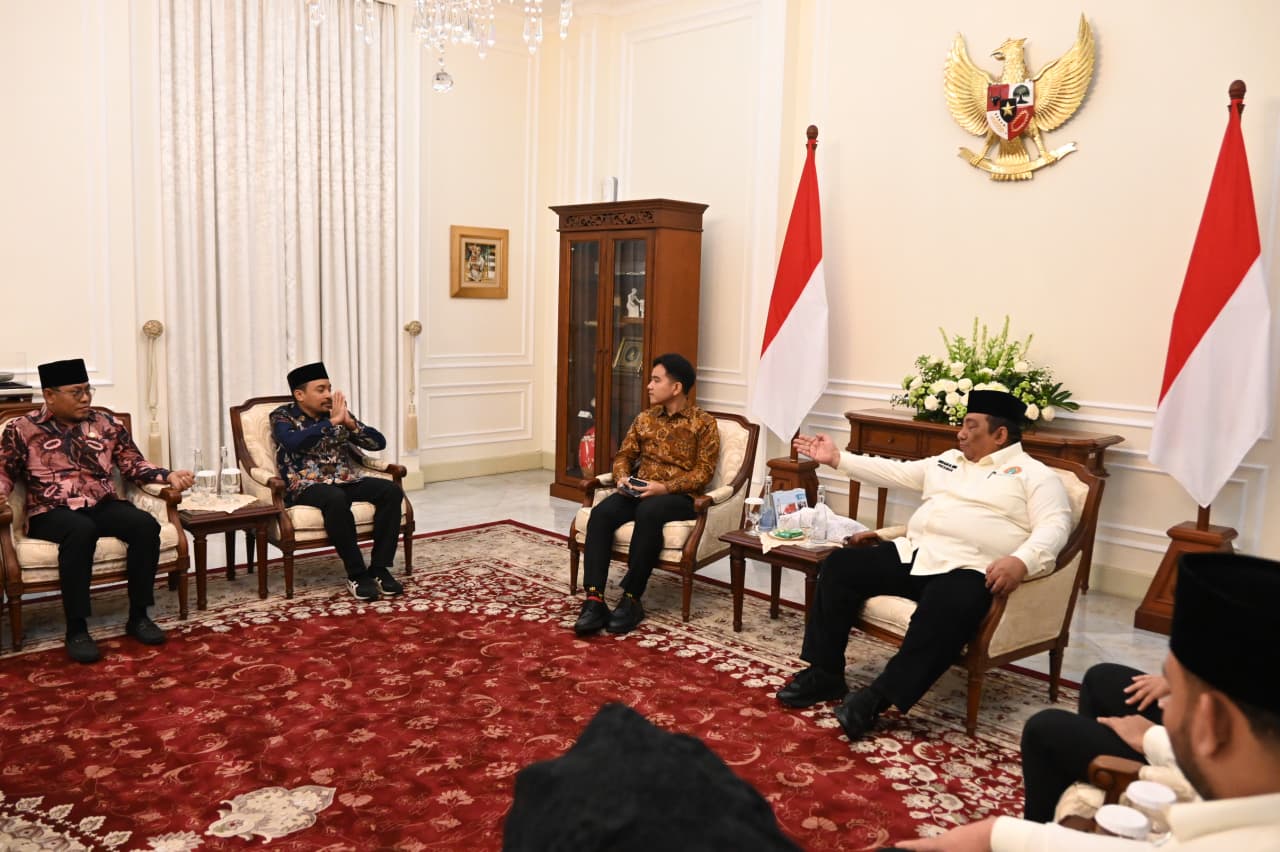 Wapres Gibran Rakabuming menerima pengurus Pemuda Masjid Dunia (PMD) di Istana Wakil Presiden, Jakarta. v(BeritaNasional/Elvis/HO Setwapres)
