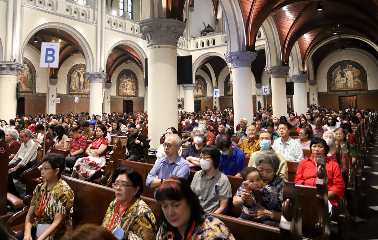 Umat Katolik melaksanakan Misa Malam Natal di Gereja Katedral, Jakarta, Selasa (24/12/2024). (BeritaNasional.com/Oke Atmaja)