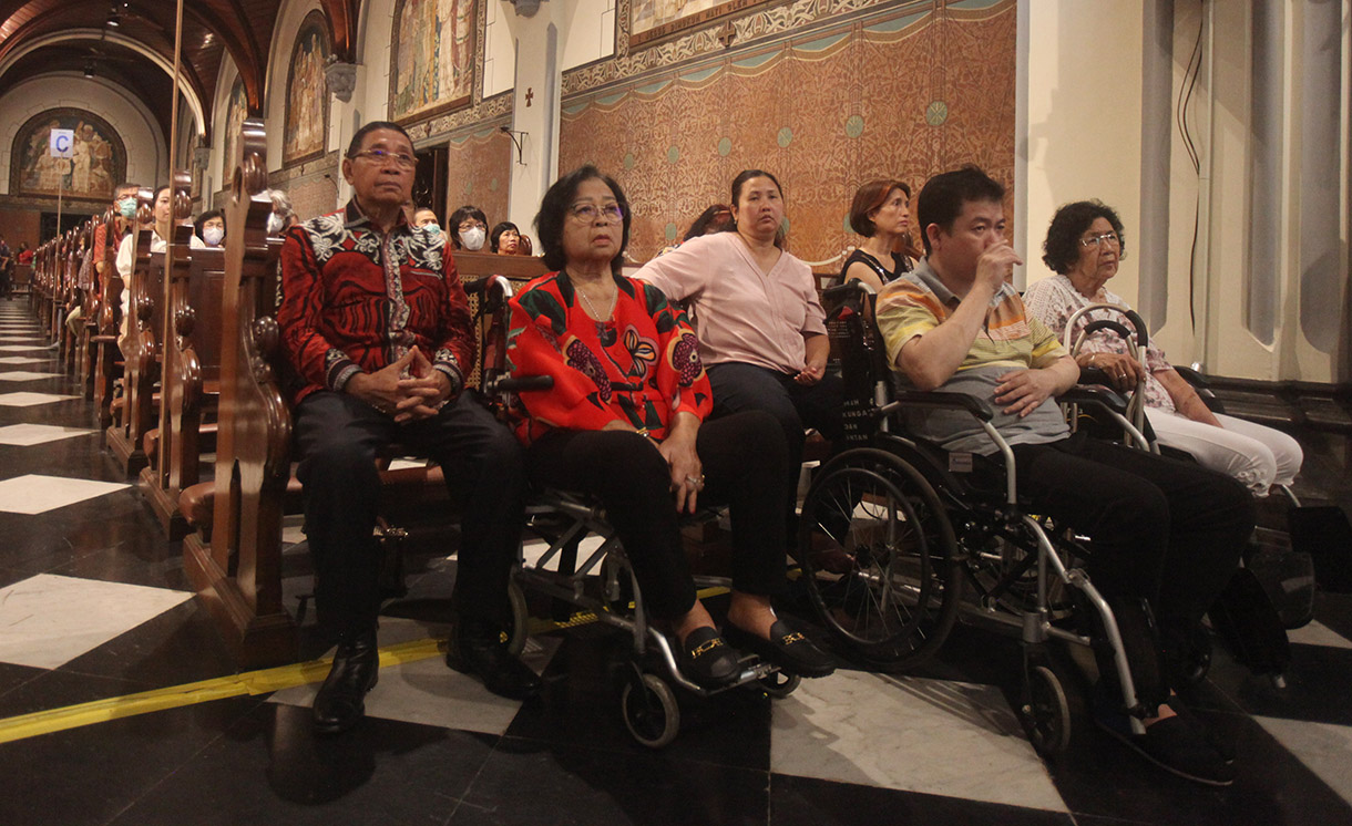 Umat Katolik melaksanakan Misa Malam Natal di Gereja Katedral, Jakarta, Selasa (24/12/2024). (BeritaNasional.com/Oke Atmaja)