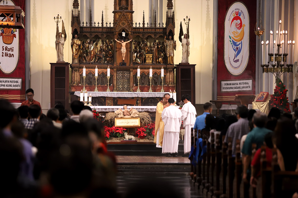 Umat Katolik melaksanakan Misa Malam Natal di Gereja Katedral, Jakarta, Selasa (24/12/2024). (BeritaNasional.com/Oke Atmaja)