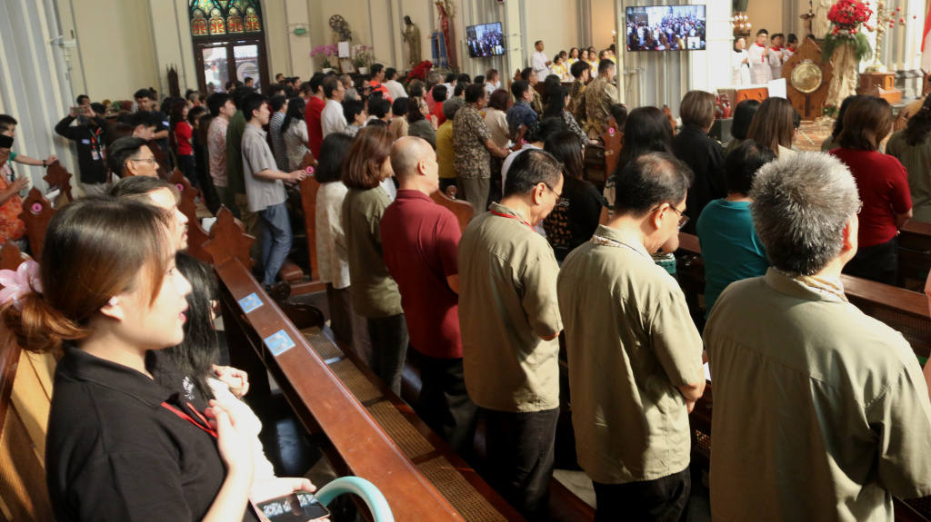 Uskup Agung Jakarta Kardinal Ignatius Suharyo memberikan pesan saat melaksanakan Misa Pontifikal Natal di Gereja Katedral, Jakarta, Kamis (25/12/2025). (Beritanasional.com/Oke Atmaja)