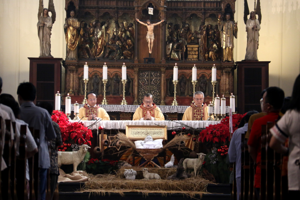 Uskup Agung Jakarta Kardinal Ignatius Suharyo memberikan pesan saat melaksanakan Misa Pontifikal Natal di Gereja Katedral, Jakarta, Kamis (25/12/2025). (Beritanasional.com/Oke Atmaja)