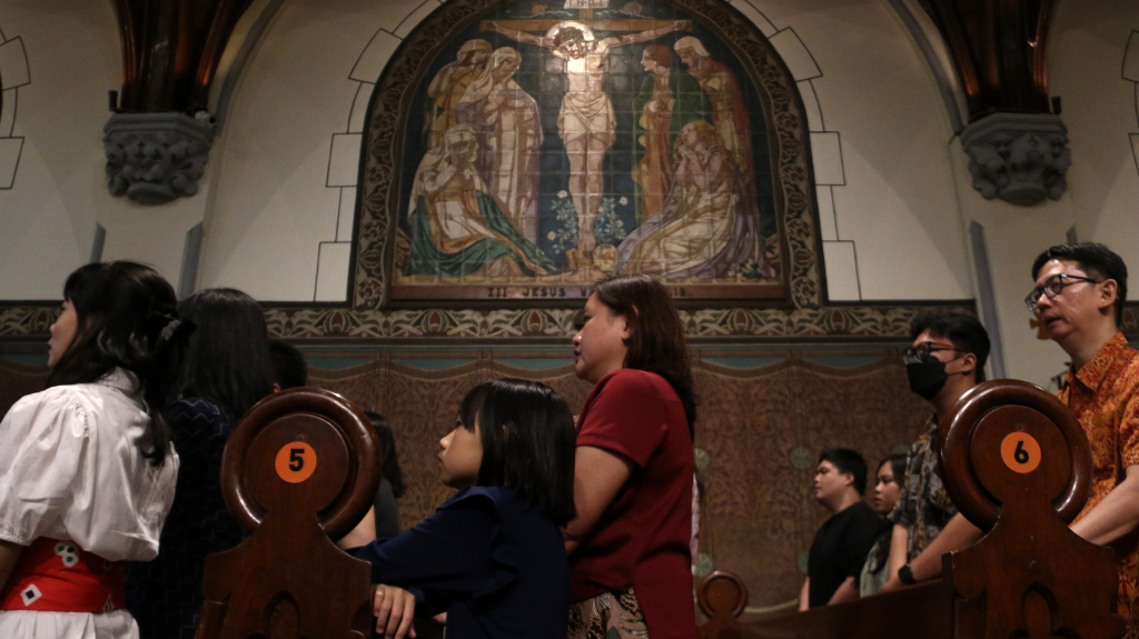 Uskup Agung Jakarta Kardinal Ignatius Suharyo memberikan pesan saat melaksanakan Misa Pontifikal Natal di Gereja Katedral, Jakarta, Kamis (25/12/2025). (Beritanasional.com/Oke Atmaja)