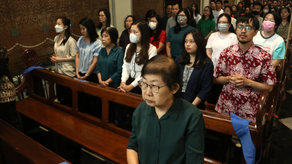 Uskup Agung Jakarta Kardinal Ignatius Suharyo memberikan pesan saat melaksanakan Misa Pontifikal Natal di Gereja Katedral, Jakarta, Kamis (25/12/2025). (Beritanasional.com/Oke Atmaja)