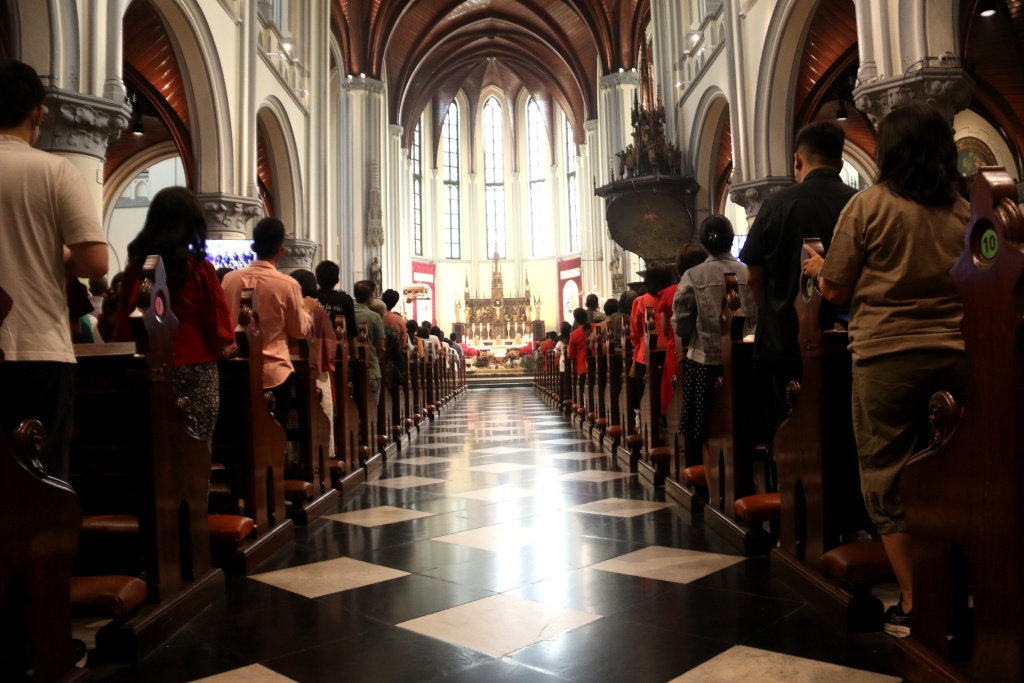 Uskup Agung Jakarta Kardinal Ignatius Suharyo memberikan pesan saat melaksanakan Misa Pontifikal Natal di Gereja Katedral, Jakarta, Kamis (25/12/2025). (Beritanasional.com/Oke Atmaja)