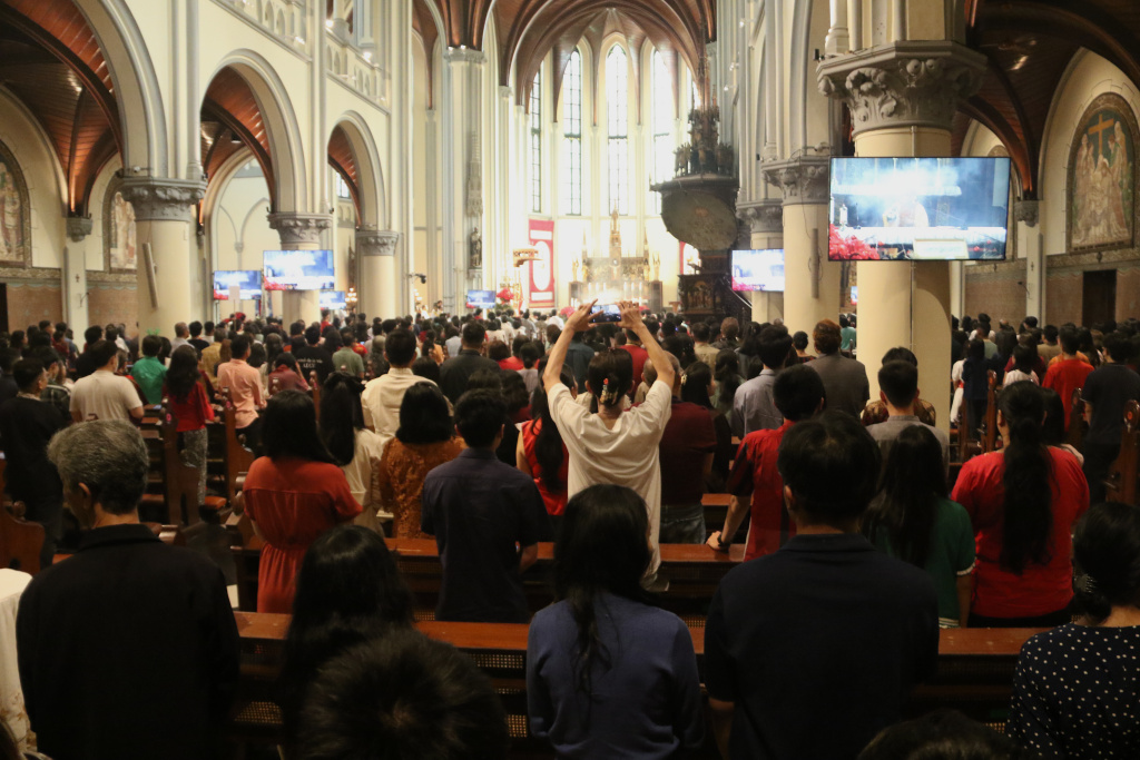 Uskup Agung Jakarta Kardinal Ignatius Suharyo memberikan pesan saat melaksanakan Misa Pontifikal Natal di Gereja Katedral, Jakarta, Kamis (25/12/2025). (Beritanasional.com/Oke Atmaja)