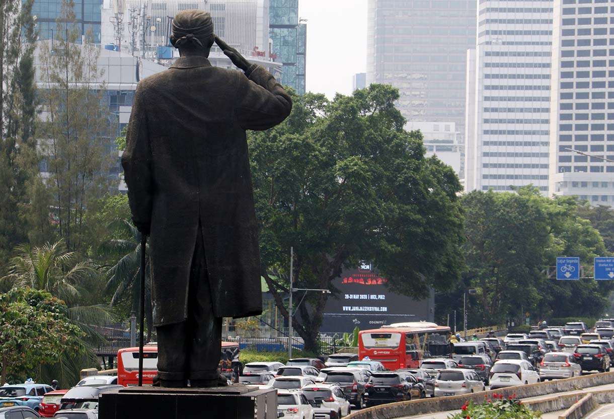 Sejumlah kendaraan melintas di jalan Jenderal Sudirman, Jakarta, Kamis (14/5/2026).(Beritanasional.com/Oke Atmaja)