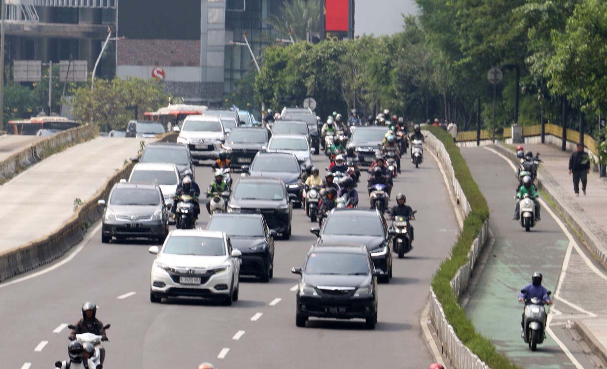 Sejumlah kendaraan melintas di jalan Jenderal Sudirman, Jakarta, Kamis (14/5/2026).(Beritanasional.com/Oke Atmaja)