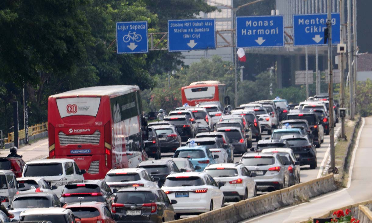 Sejumlah kendaraan melintas di jalan Jenderal Sudirman, Jakarta, Kamis (14/5/2026).(Beritanasional.com/Oke Atmaja)